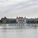 - Super Style - Next To River Budapest